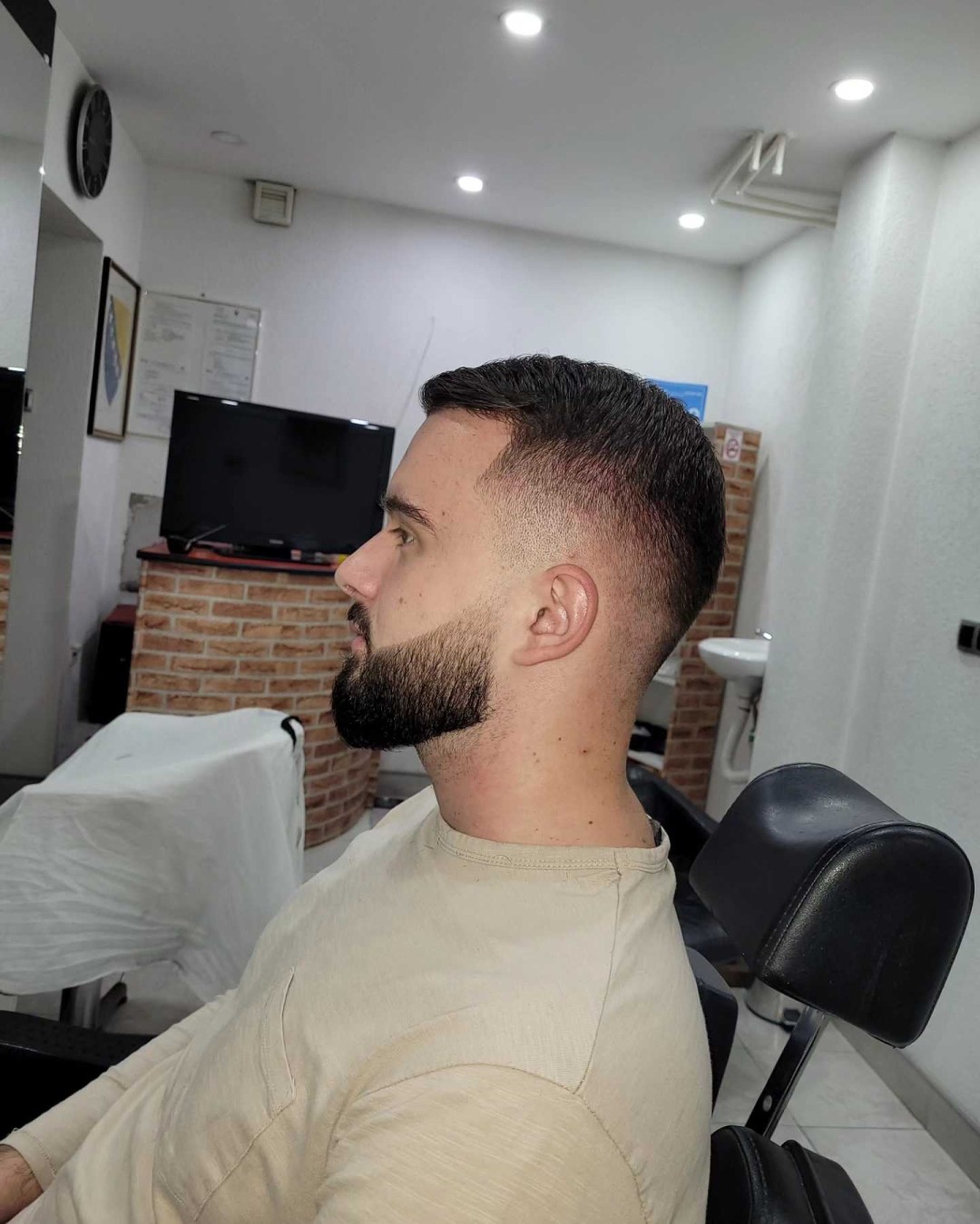 Barber shop Colucci #sarajevo Muško šišanje Muško šišanje fade + oblikovanje brade + farbanje brade