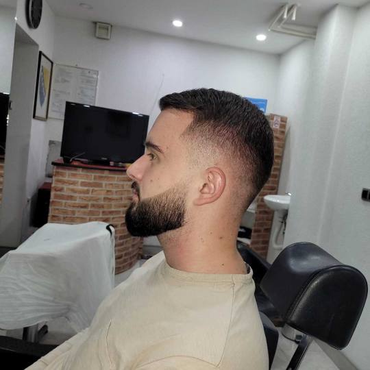 Barber shop Colucci #sarajevo Muško šišanje Muško šišanje fade + oblikovanje brade + farbanje 