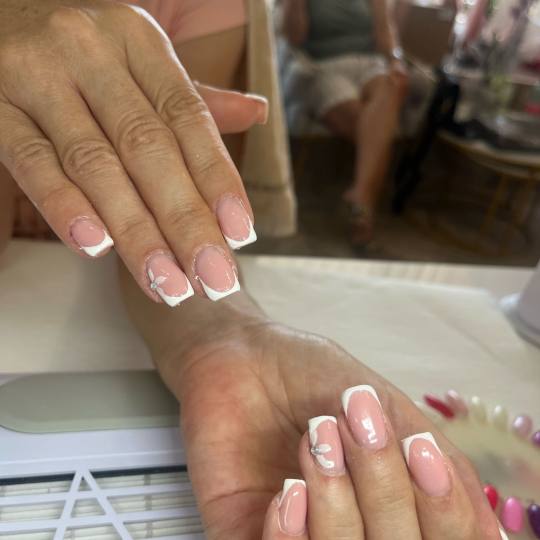 Ella #modrica Izlivanje noktiju Nadogradnja noktiju - M dužina nokti sa detaljem cvjetica