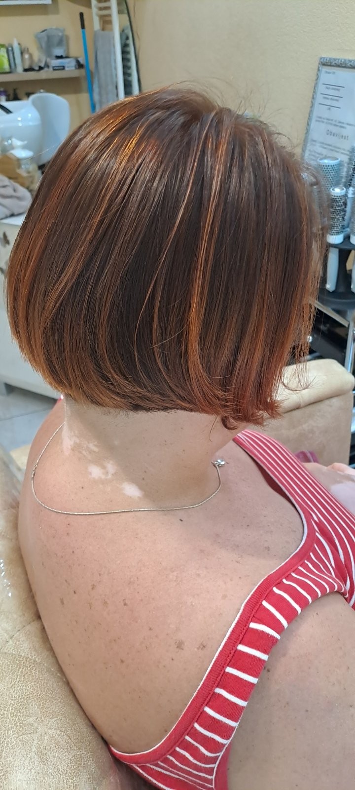 Poezija ljepote #sarajevo Farbanje kose Povrsinski Pramenovi na foliju + žensko šišanje + feniranje - kratka kosa