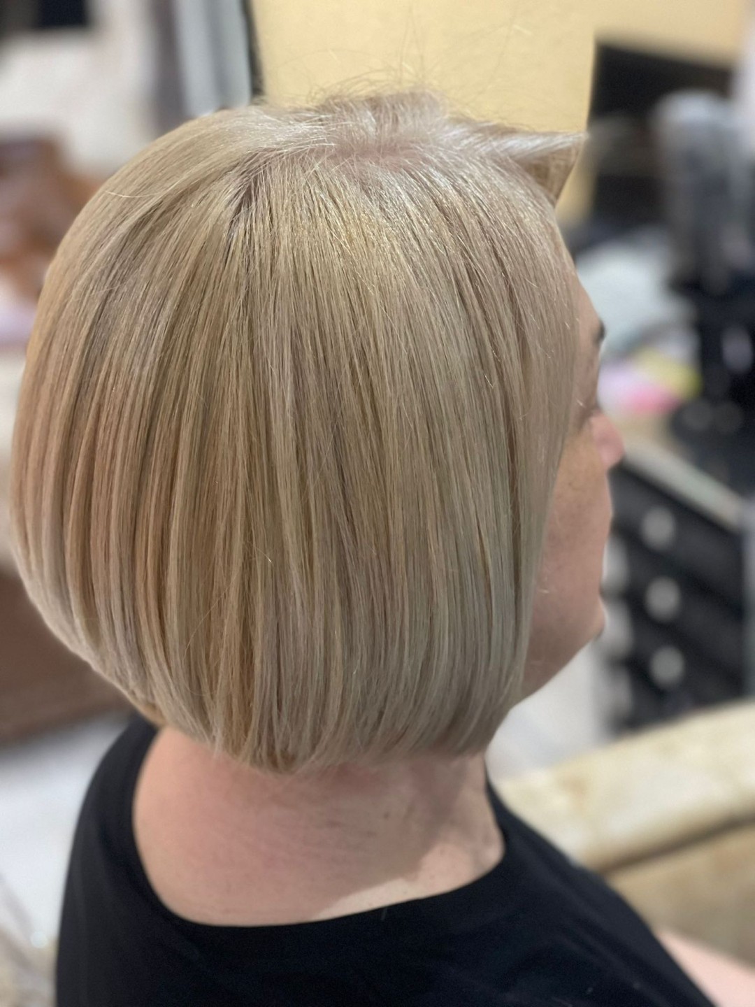 Poezija ljepote #sarajevo Farbanje kose Farbanje izrastka + žensko šišanje + feniranje na ravno - kosa srednje dužine