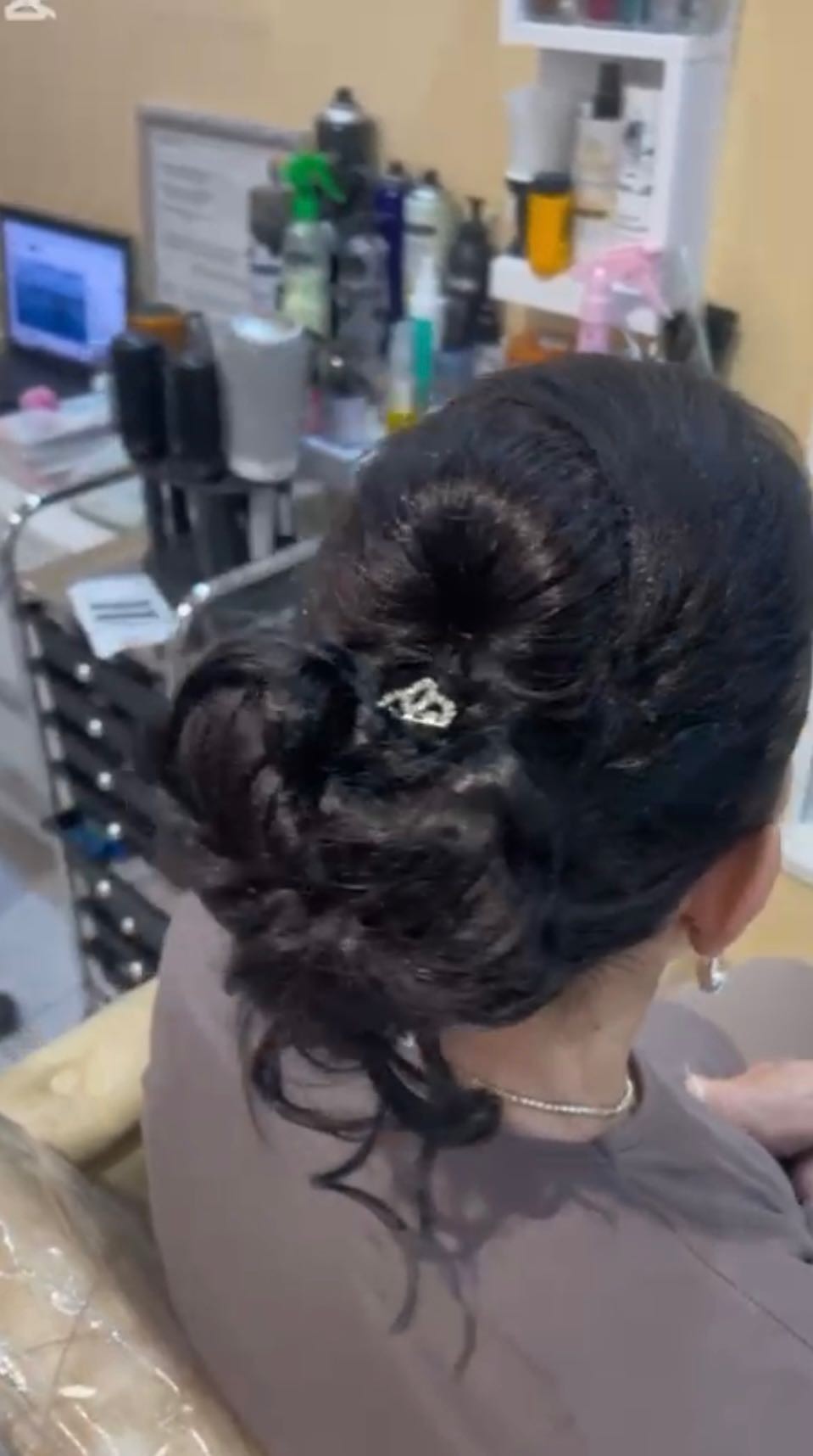 Poezija ljepote #sarajevo Svečane i frizure za svadbu Svečana frizura + profesionalno šminkanje