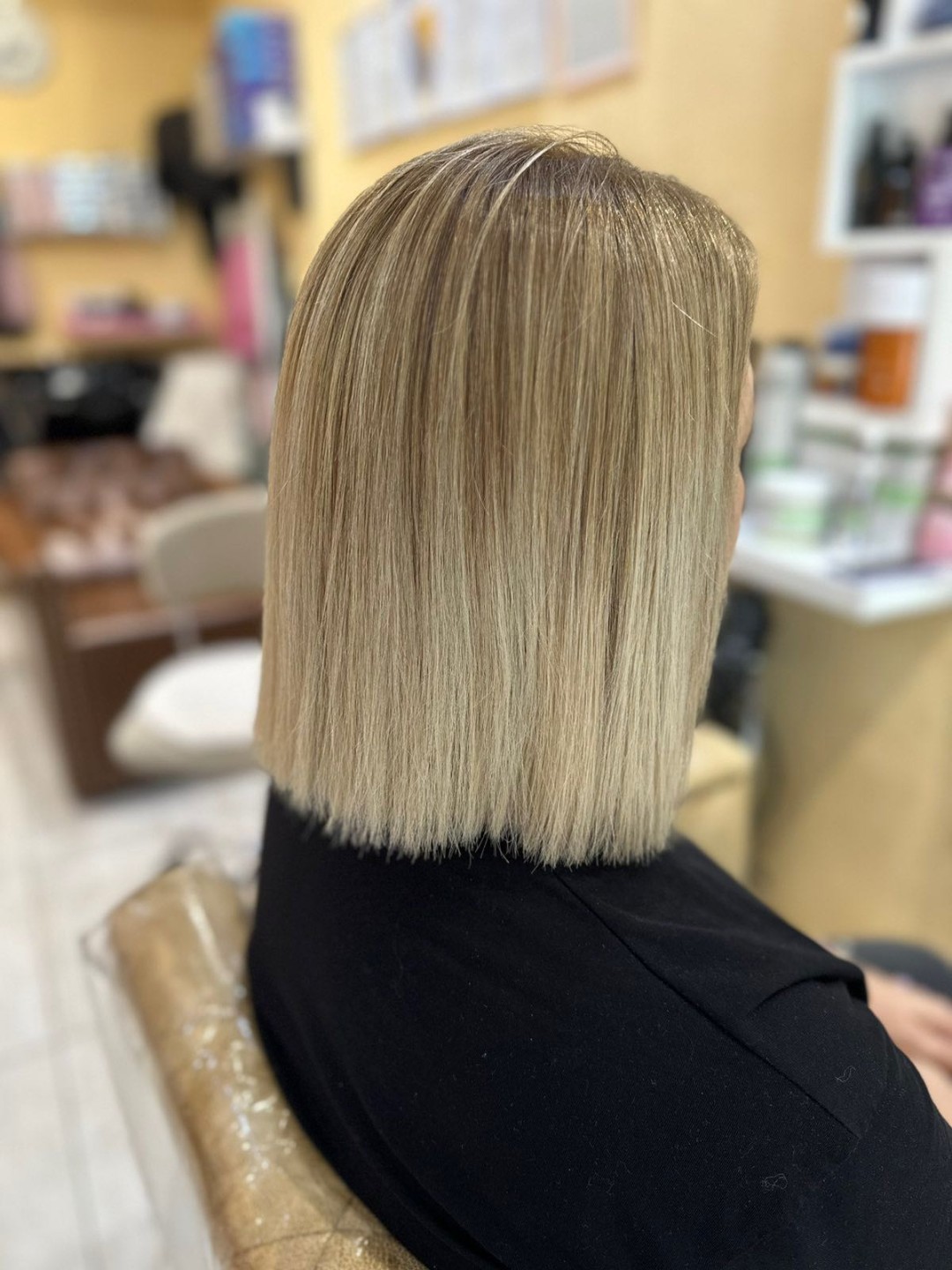 Poezija ljepote #sarajevo Farbanje kose Farbanje izrastka + žensko šišanje + feniranje na ravno - kosa srednje dužine