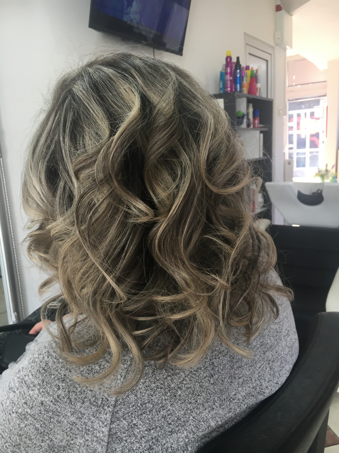 Lokne na figaro - paž / kosa srednje dužine - Frisco, Sarajevo Svečane i frizure za svadbu Frizerski saloni Svečane i frizure za svadbu, Sarajevo, Centar - Stari Grad