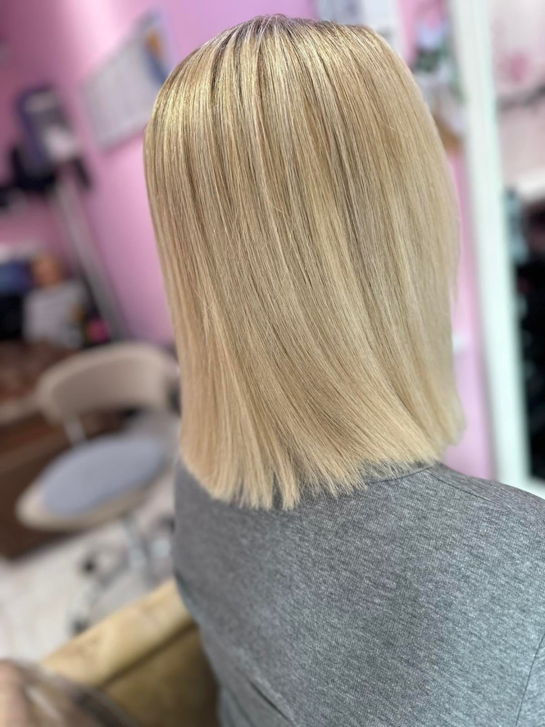 Poezija ljepote #sarajevo Farbanje kose Farbanje izrastka + žensko šišanje + feniranje na ravno - kosa srednje dužine