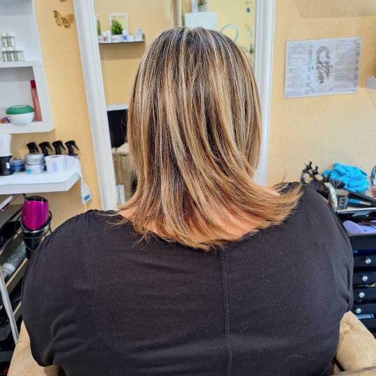 Poezija ljepote #sarajevo Farbanje kose Povrsinski Pramenovi na foliju + žensko šišanje + feniran