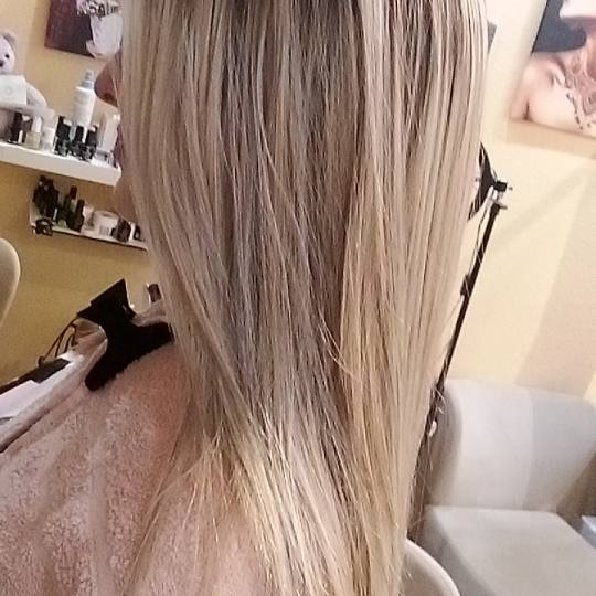 Poezija ljepote #sarajevo Farbanje kose Povrsinski Pramenovi na foliju + žensko šišanje + feniran