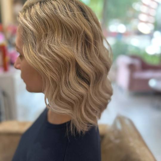 Poezija ljepote #sarajevo Farbanje kose Povrsinski Pramenovi na foliju + žensko šišanje + feniran