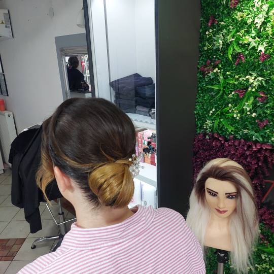 Frisco #sarajevo Svečane i frizure za svadbu Svečana frizura složena - duga kosa