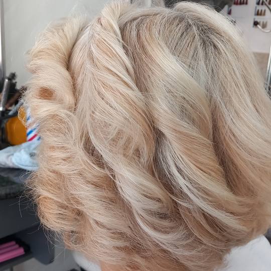 Snježana #sarajevo Feniranje i stilizovanje Feniranje - kosa srednje dužine