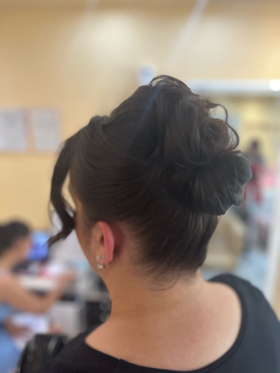 Poezija ljepote #sarajevo Svečane i frizure za svadbu Svečana frizura - kosa srednje dužine