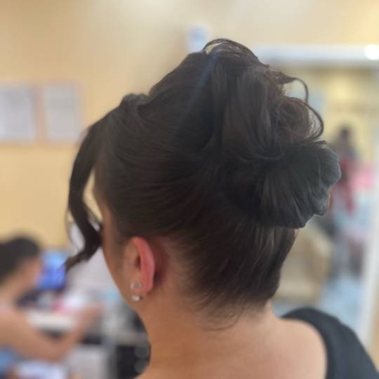 Poezija ljepote #sarajevo Svečane i frizure za svadbu Svečana frizura - kosa srednje dužine