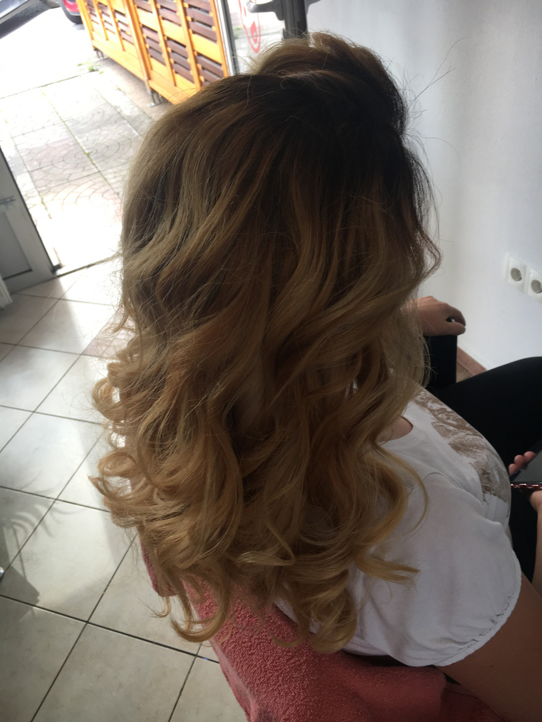 Farbanje cijele dužine kose - duga kosa - Frisco, Sarajevo Farbanje kose Frizerski saloni Farbanje kose, Sarajevo, Centar - Stari Grad