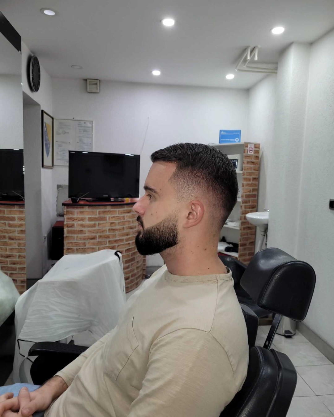 Barber shop Colucci #sarajevo Muško šišanje Muško šišanje fade + oblikovanje brade + farbanje brade