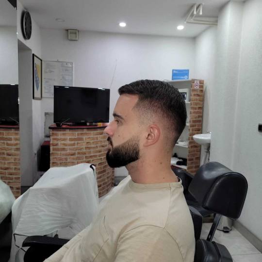 Barber shop Colucci #sarajevo Muško šišanje Muško šišanje fade + oblikovanje brade + farbanje 