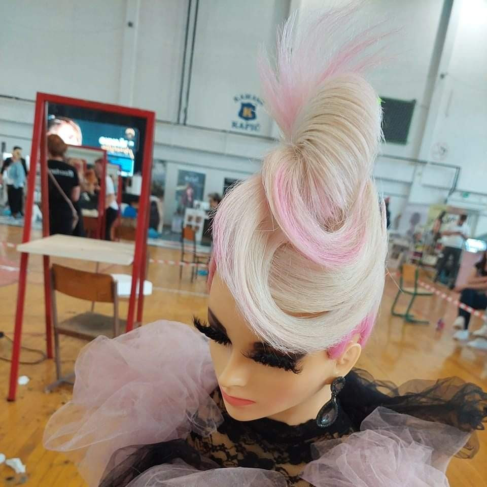 Svečana frizura složena - kratka kosa - Frisco, Sarajevo Svečane i frizure za svadbu Frizerski saloni Svečane i frizure za svadbu, Sarajevo, Centar - Stari Grad