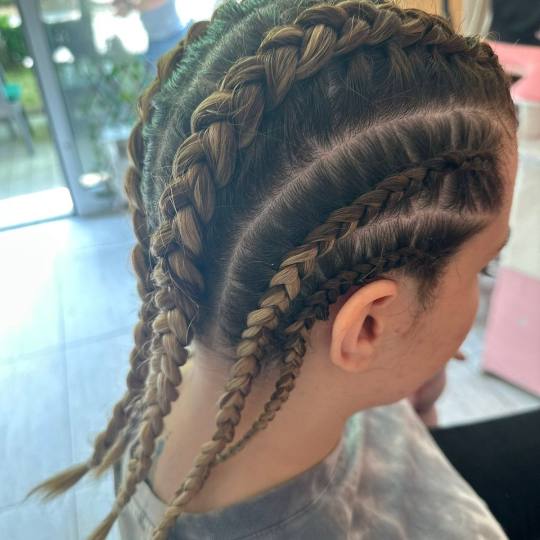 Poezija ljepote #sarajevo Pletenice, kike, punđe Pletenica - jedna