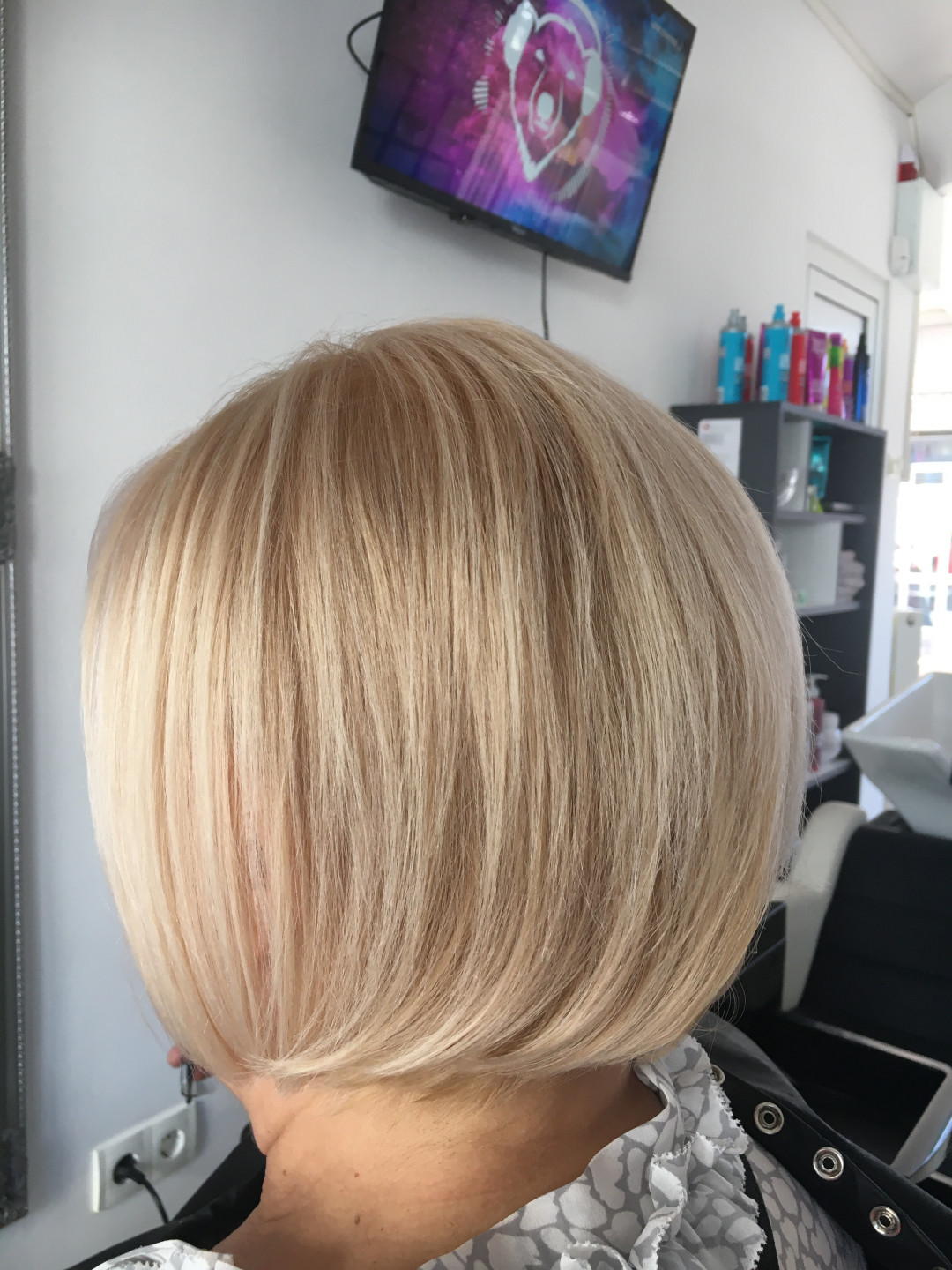 Farbanje cijele dužine kose - kosa srednje dužine - Frisco, Sarajevo Farbanje kose Frizerski saloni Farbanje kose, Sarajevo, Centar - Stari Grad