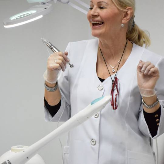 Vedrana #sarajevo Vedrana Dupanović osnovala je kozmetički salon "Vedrana" 1981. godine. U