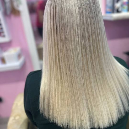 Poezija ljepote #sarajevo Farbanje kose Povrsinski Pramenovi na foliju + žensko šišanje + feniran