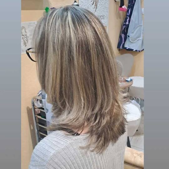 Poezija ljepote #sarajevo Farbanje kose Povrsinski pramenovi na foliju + žensko šišanje + feniran