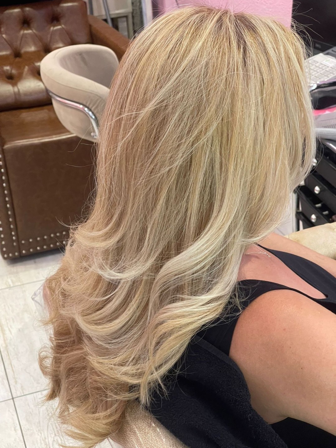 Poezija ljepote #sarajevo Farbanje kose Povrsinski Pramenovi na foliju + žensko šišanje + feniranje - duga kosa