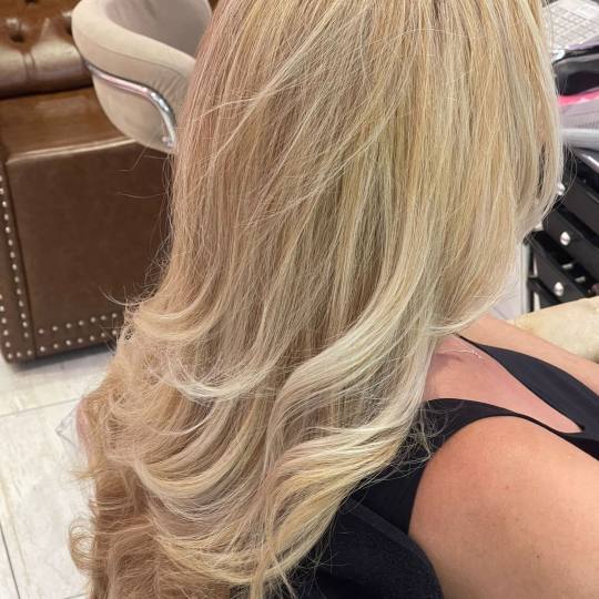 Poezija ljepote #sarajevo Farbanje kose Povrsinski Pramenovi na foliju + žensko šišanje + feniran