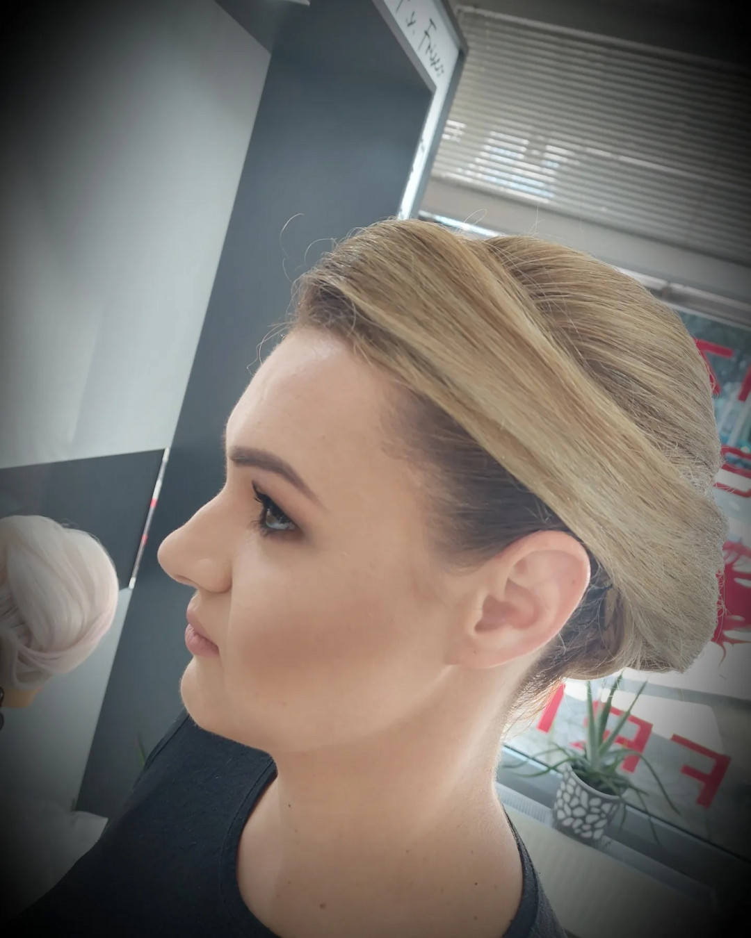 Svečana frizura složena - kratka kosa - Frisco, Sarajevo Svečane i frizure za svadbu Frizerski saloni Svečane i frizure za svadbu, Sarajevo, Centar - Stari Grad