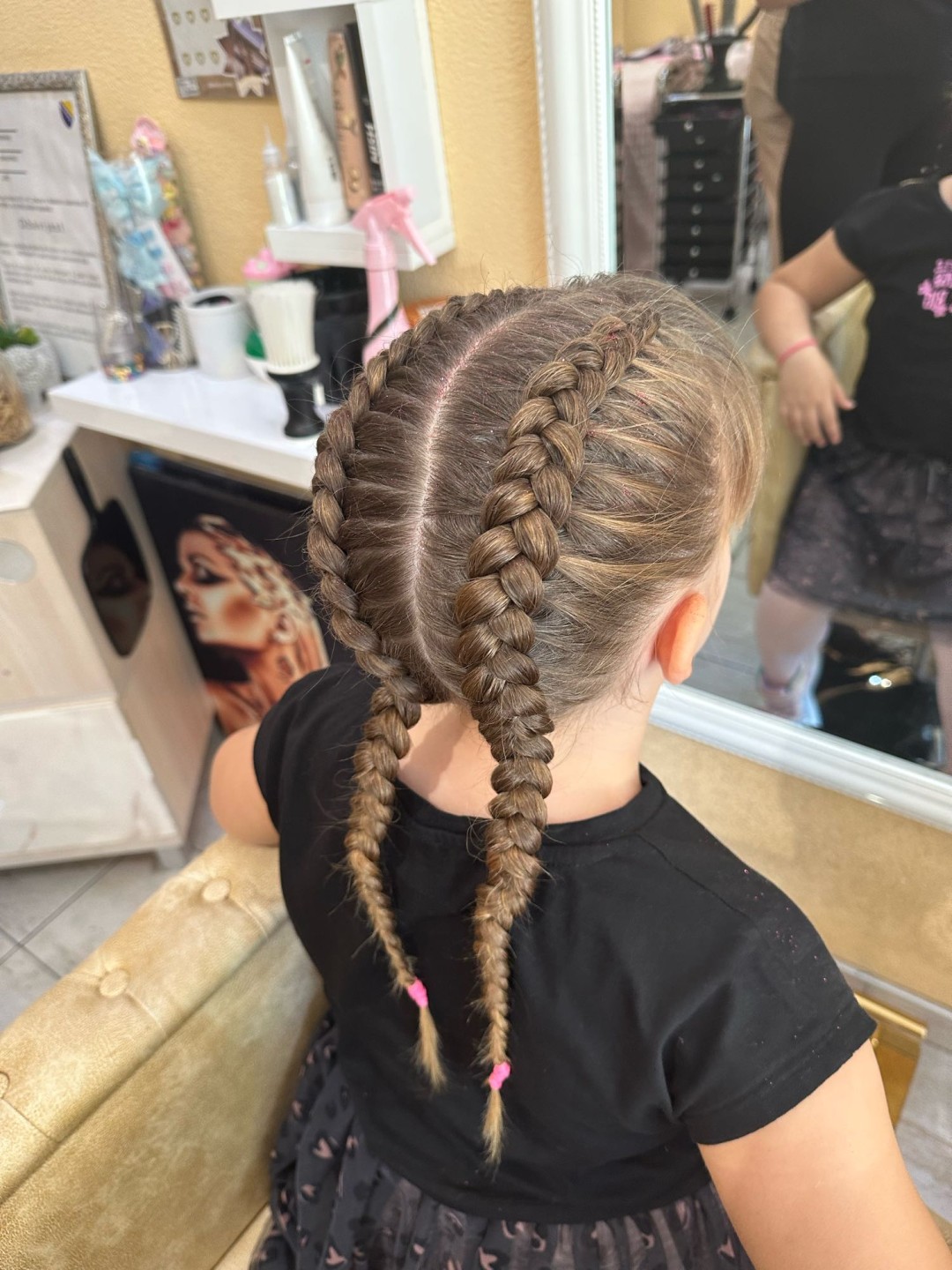 Poezija ljepote #sarajevo Pletenice, kike, punđe Pletenica - jedna