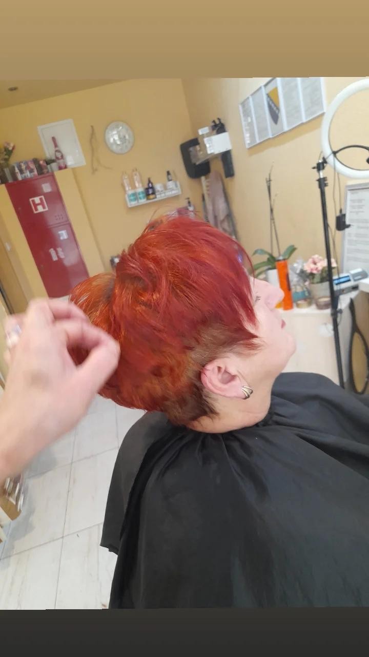 Poezija ljepote #sarajevo Feniranje i stilizovanje Žensko šišanje + feniranje na ravno - sve dužine kose