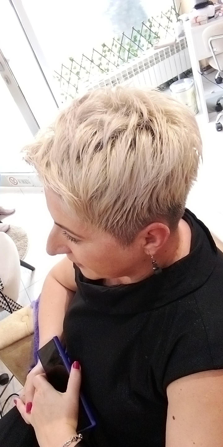 Poezija ljepote #sarajevo Feniranje i stilizovanje Pranje kose + feniranje - kratka kosa