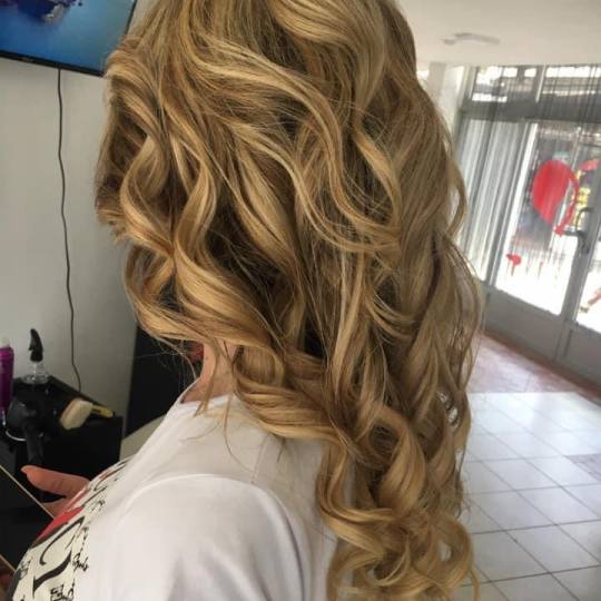 Frisco #sarajevo Svečane i frizure za svadbu Lokne na figaro - duga kosa