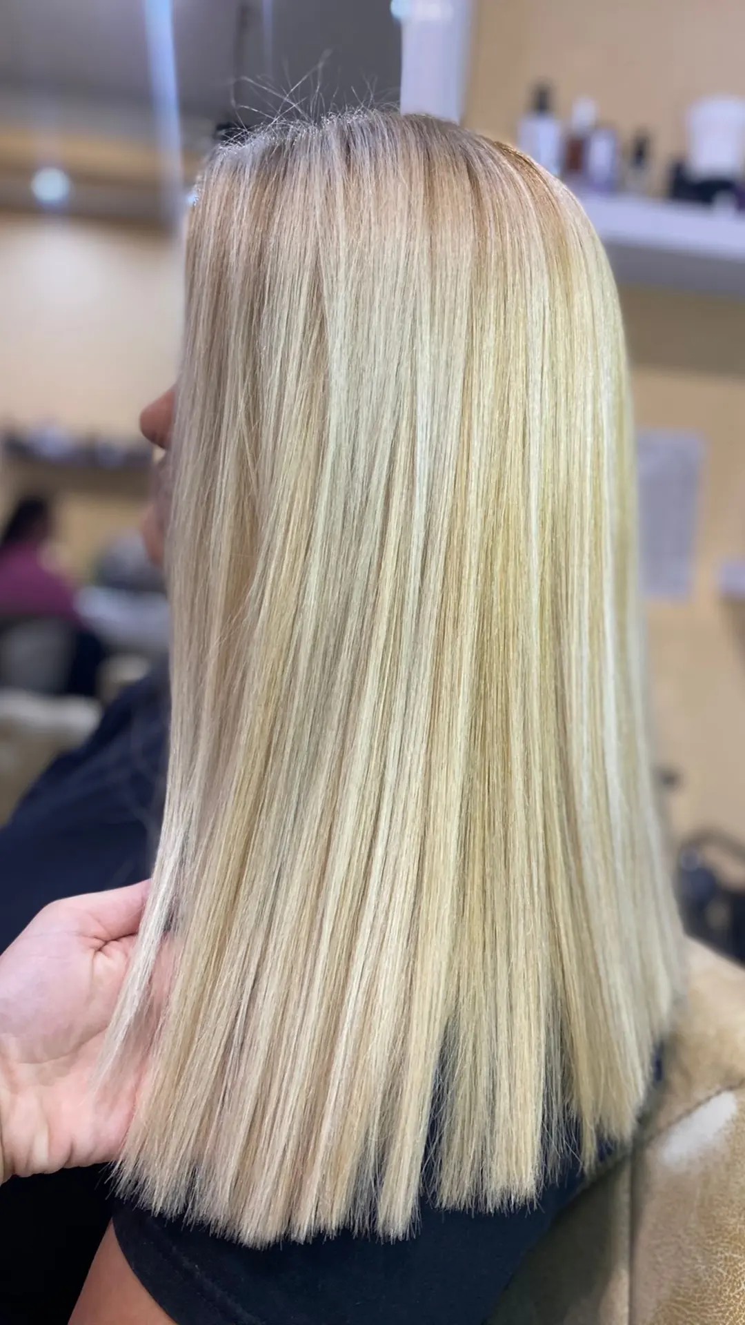 Povrsinski pramenovi na foliju + žensko šišanje + feniranje - srednje duga kosa - Poezija ljepote, Sarajevo Farbanje kose Frizerski saloni Farbanje kose, Sarajevo, Novo Sarajevo - Novi Grad