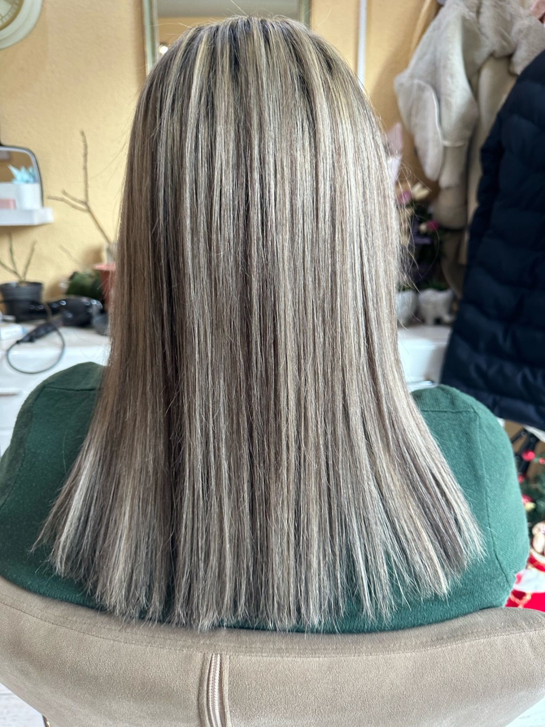 Poezija ljepote #sarajevo Farbanje kose Povrsinski pramenovi na foliju + žensko šišanje + feniranje - srednje duga kosa