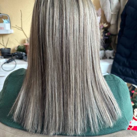 Poezija ljepote #sarajevo Farbanje kose Povrsinski pramenovi na foliju + žensko šišanje + feniran