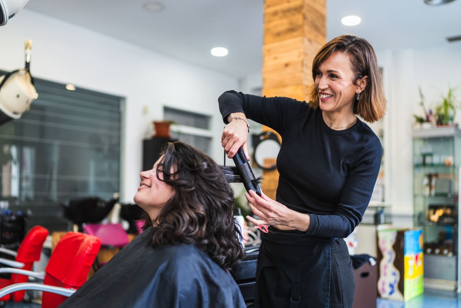 Frizerski salon sa frizerkom i klijentom